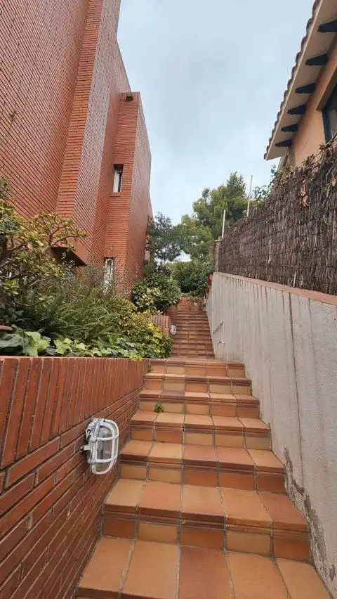 Vista exterior de Casa o xalet en venda en Barcelona amb Aire condicionat, Calefacció i Jardí privat
