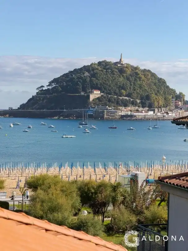 Vista exterior de Casa o xalet en venda en Donostia - San Sebastián  amb Calefacció, Jardí privat i Terrassa