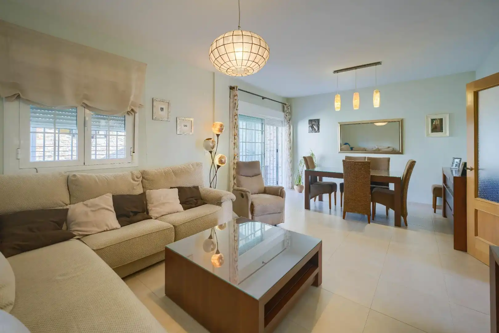Sala de estar de Casa adosada en venta en Bormujos con Aire acondicionado, Jardín privado y Terraza