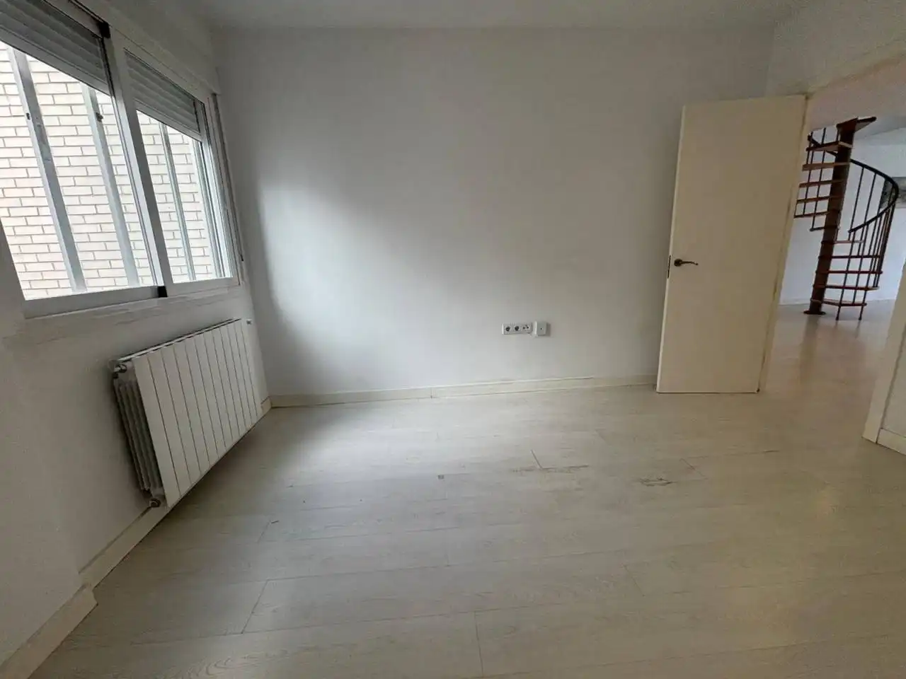 Schlafzimmer von Dachboden zur Miete in Madrid mit Klimaanlage, Heizung und Parkett