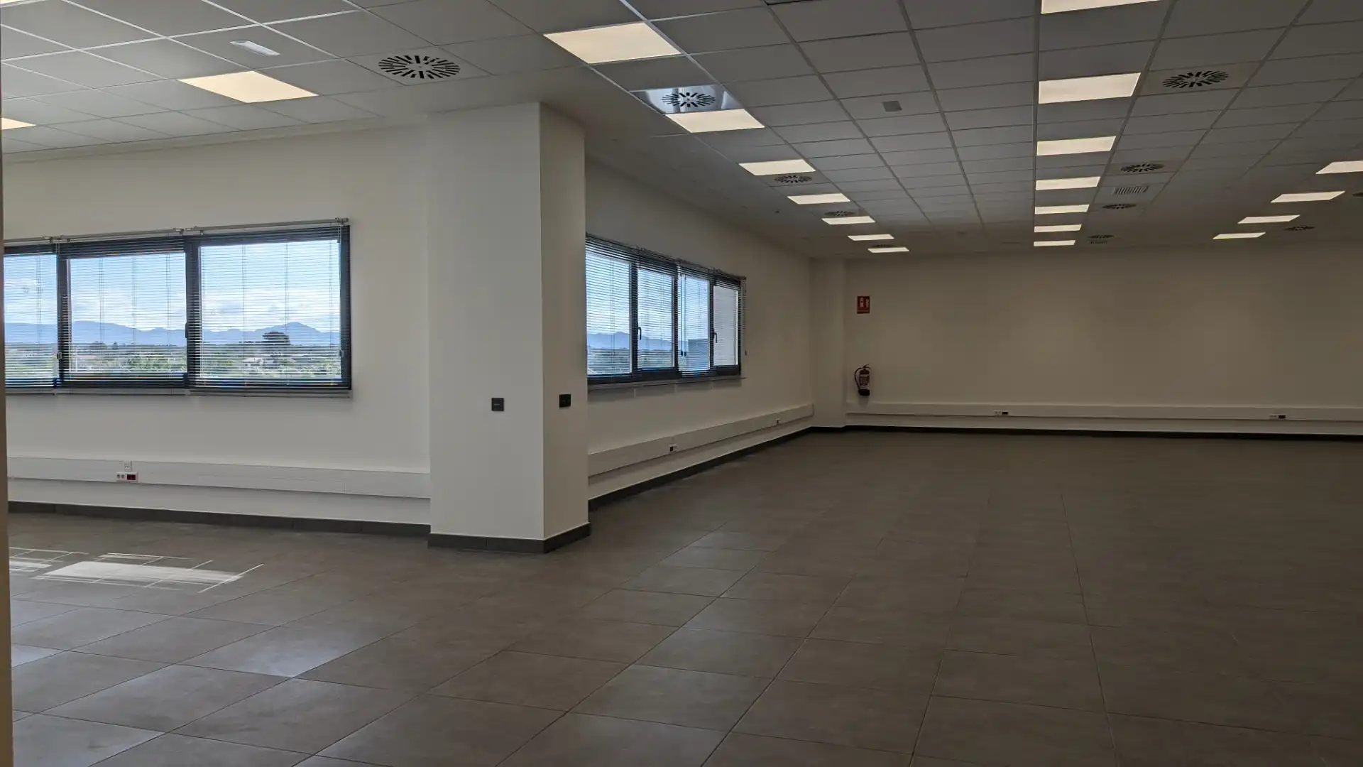 Industrial buildings for rent in Sils  with Heating