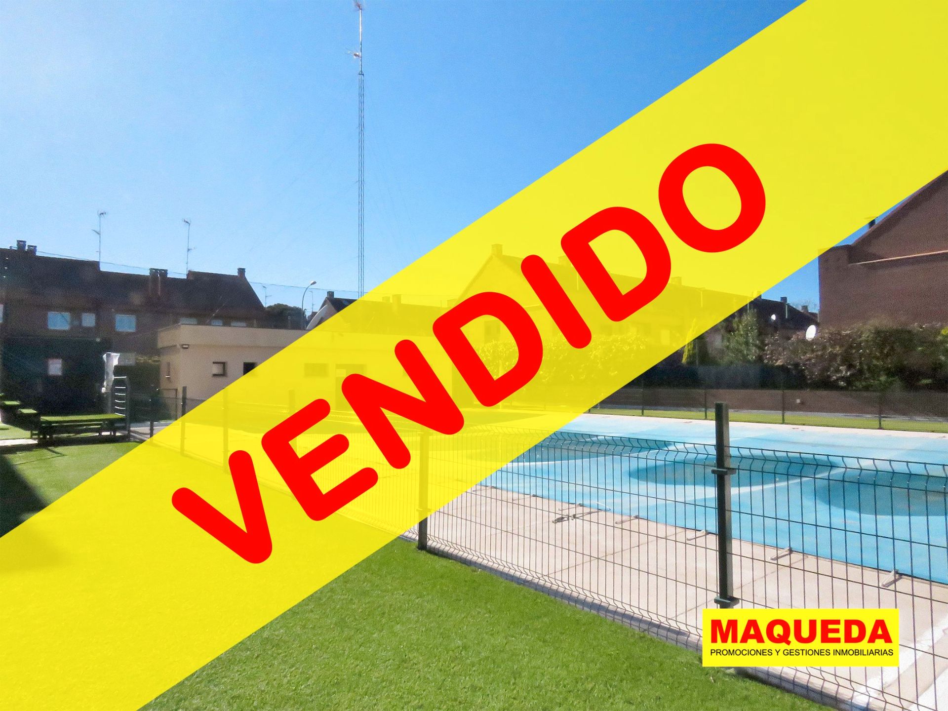 Piscina de Casa adosada en venda en Alcorcón amb Aire condicionat, Calefacció i Jardí privat