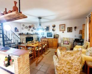 Sala d'estar de Casa o xalet en venda en Piedrabuena amb Jardí privat, Terrassa i Piscina comunitària