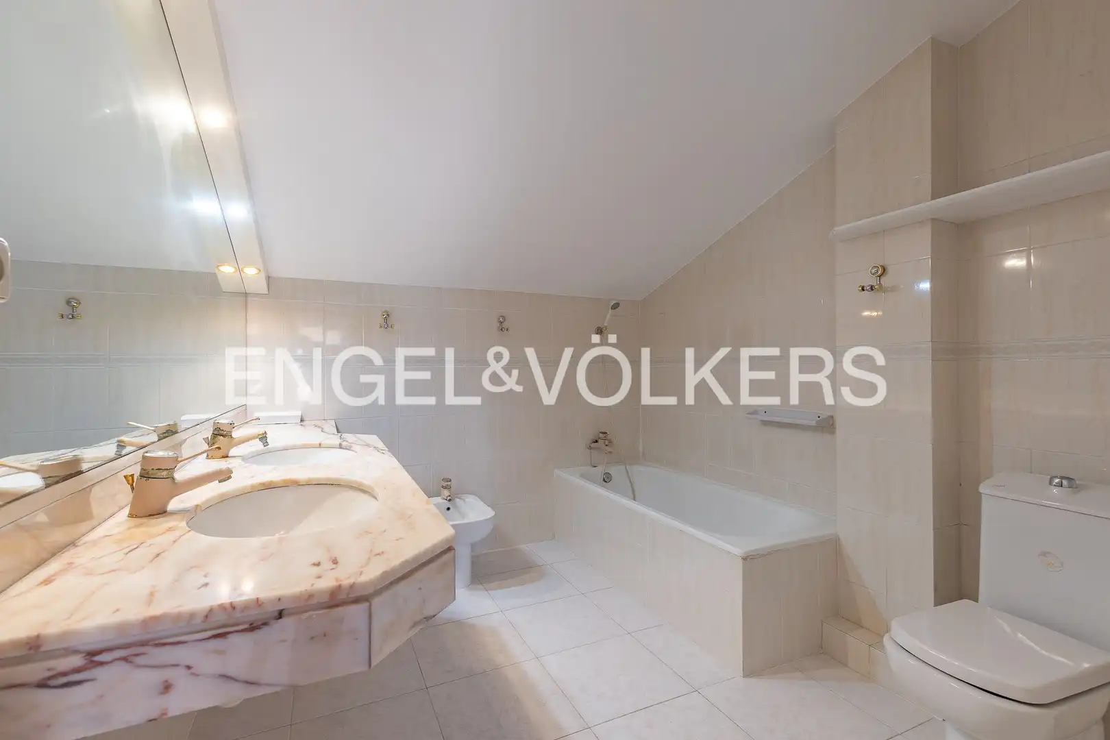 Baño de Dúplex en venta en Palau-solità i Plegamans con Calefacción, Terraza y Balcón