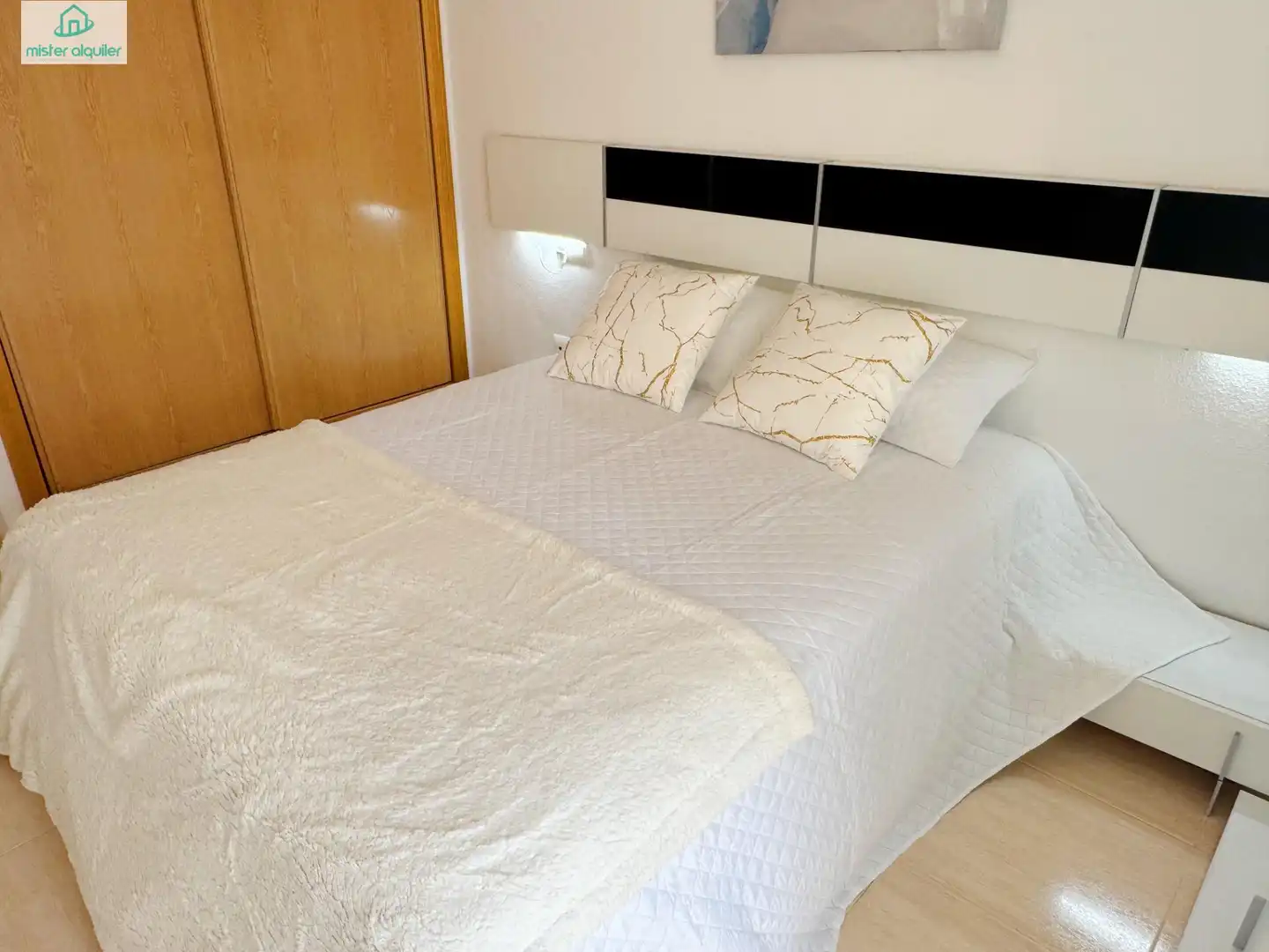 Habitación de Apartamento de alquiler en El Campello con Aire acondicionado, Jardín privado y Terraza