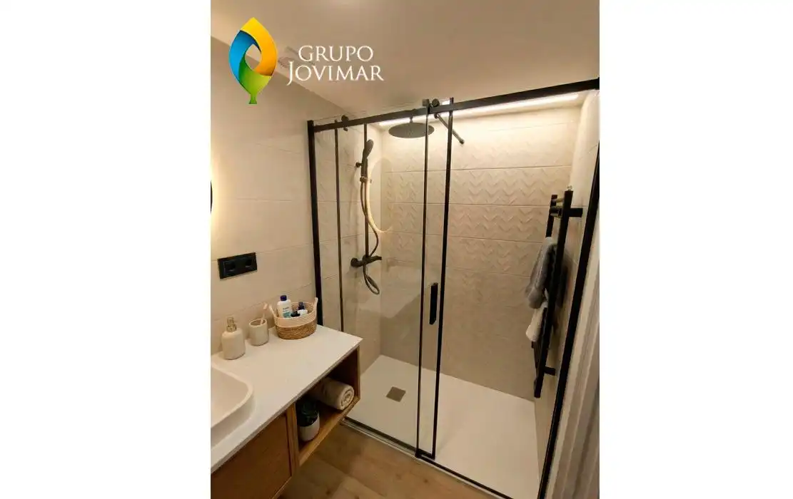 Bany de Pis per a compartir en Granada amb Aire condicionat, Jardí privat i Terrassa