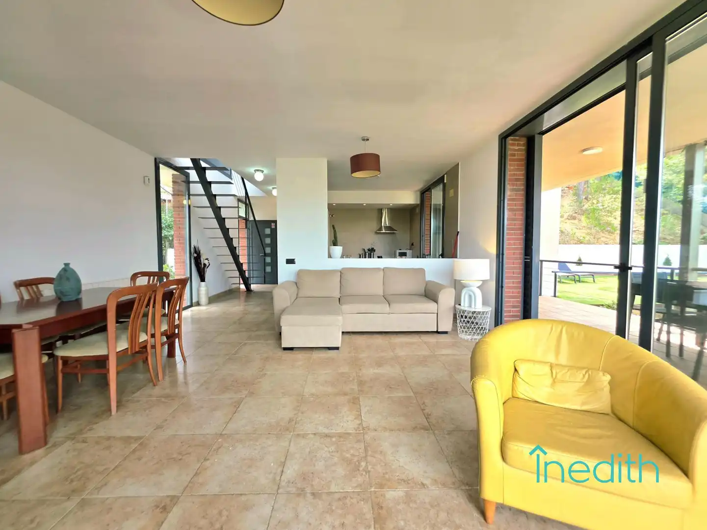 Sala d'estar de Casa o xalet en venda en Cubelles amb Calefacció, Jardí privat i Terrassa