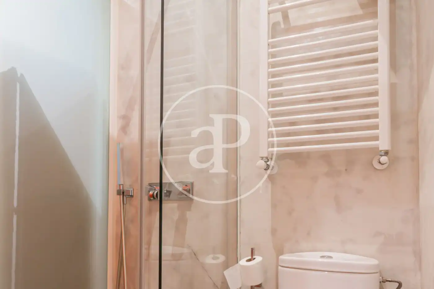 Badezimmer von Wohnung zur Miete in Madrid mit Klimaanlage, Heizung und Möbliert