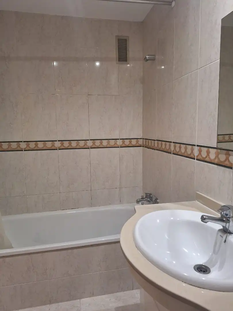 Badezimmer von Wohnung zur Miete in Valencia mit Ofen und Waschmaschine