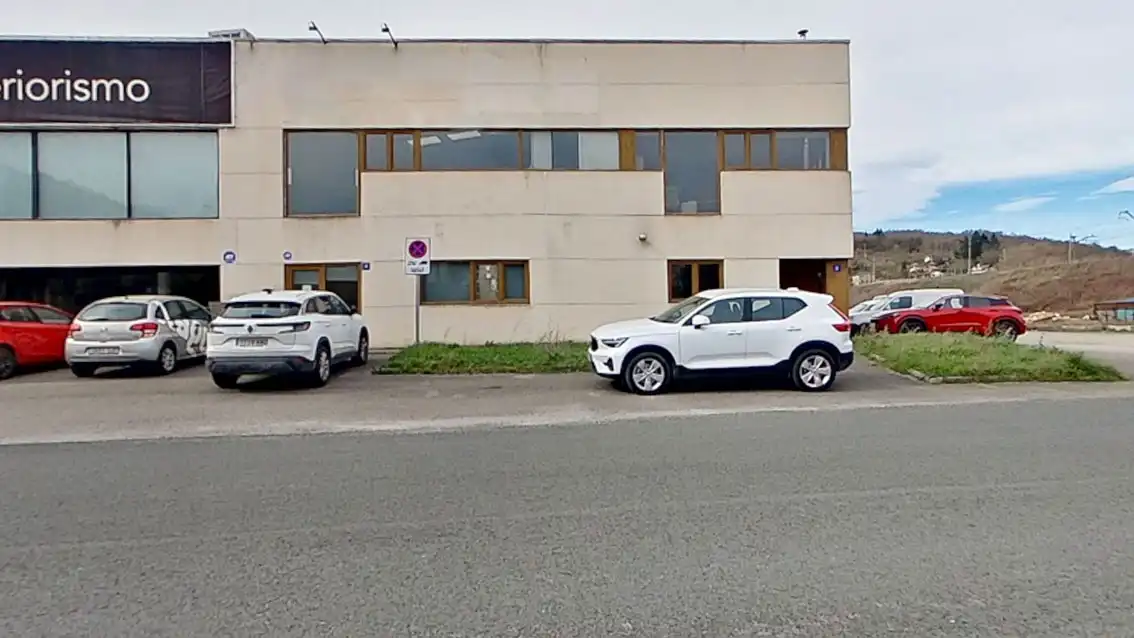 Außenansicht von Fabrikhallen zum Verkauf in Altsasu / Alsasua