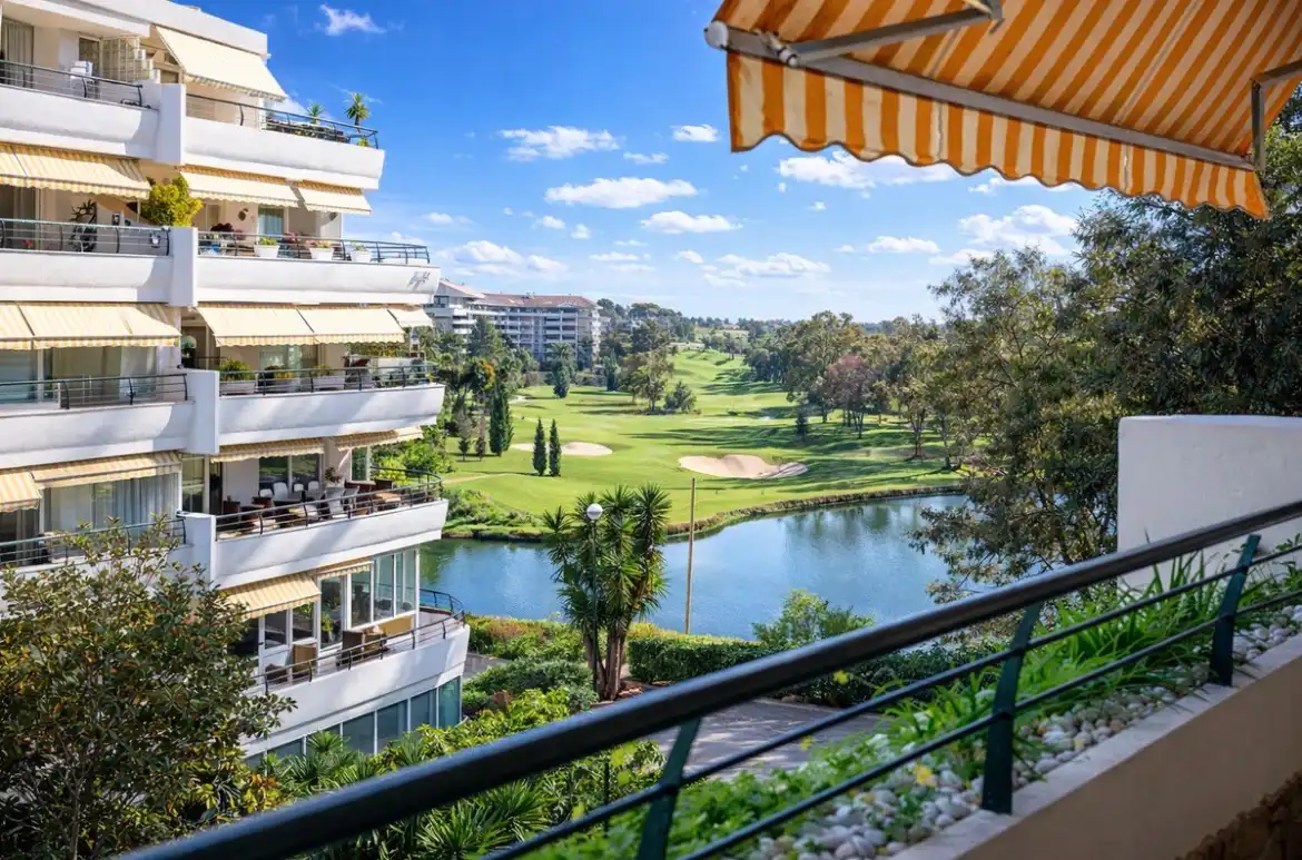 Vista exterior de Pis en venda en Marbella amb Aire condicionat, Terrassa i Moblat