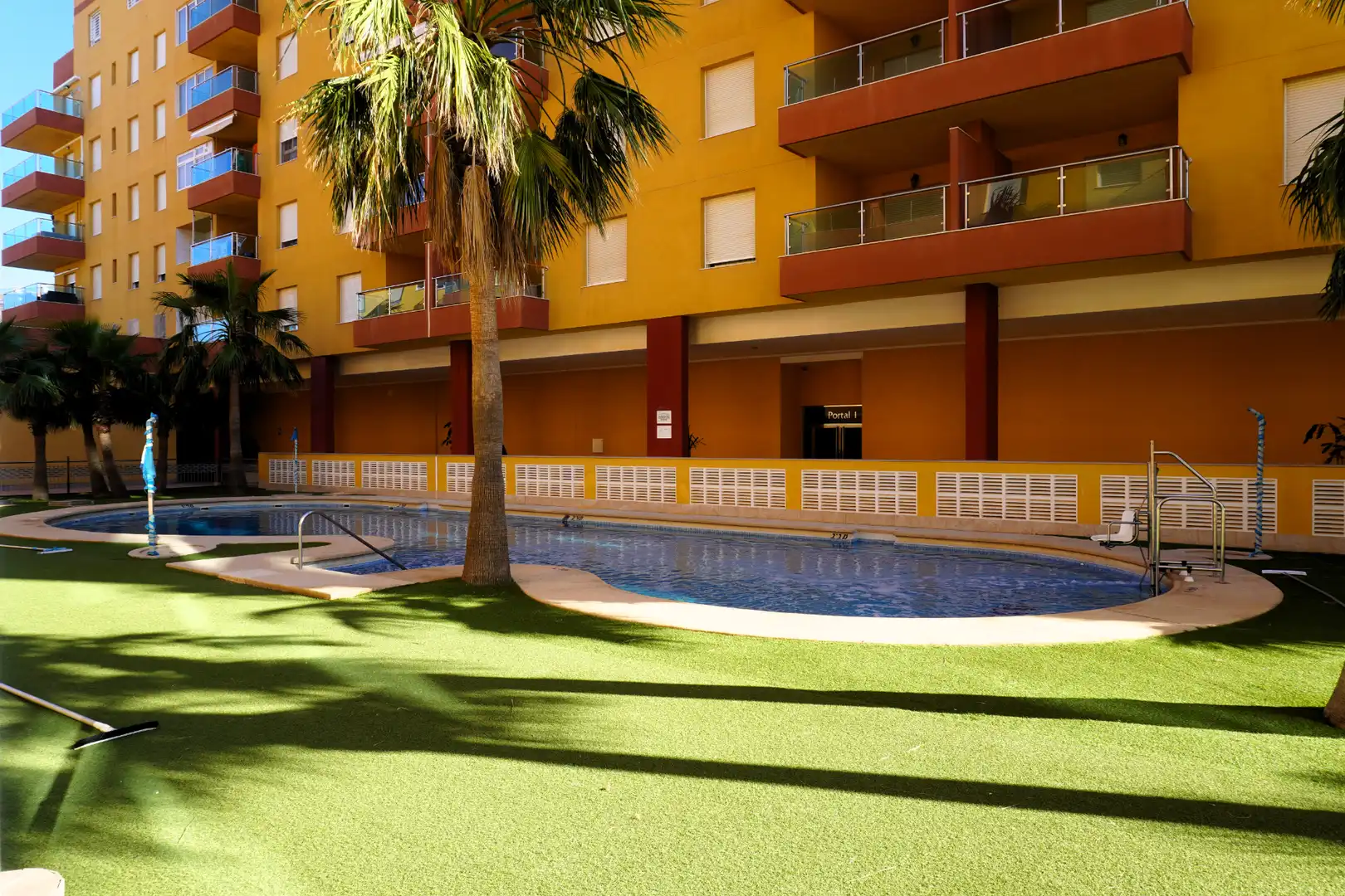 Piscina de Apartamento en venta en Roquetas de Mar con Terraza y Piscina comunitaria