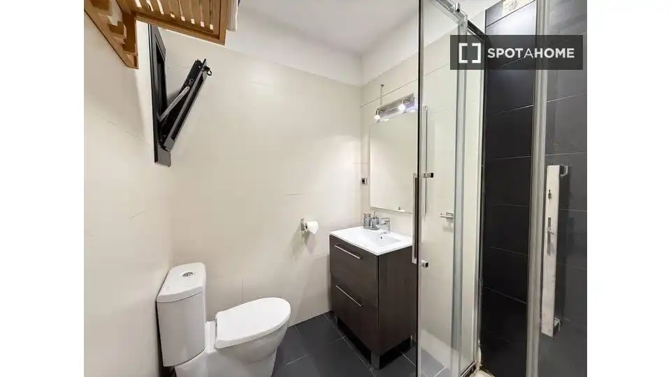 Bathroom of Flat for rent in Barcelona  with Air Conditioner, Heating and Furnished
