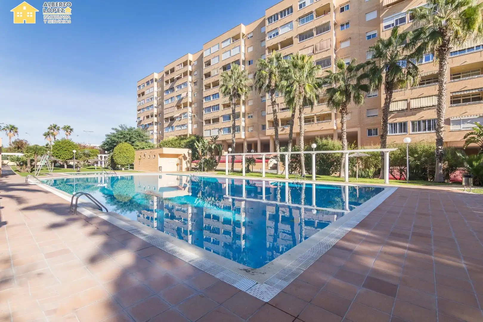Piscina de Apartamento en venta en Alicante / Alacant con Aire acondicionado, Calefacción y Piscina comunitaria