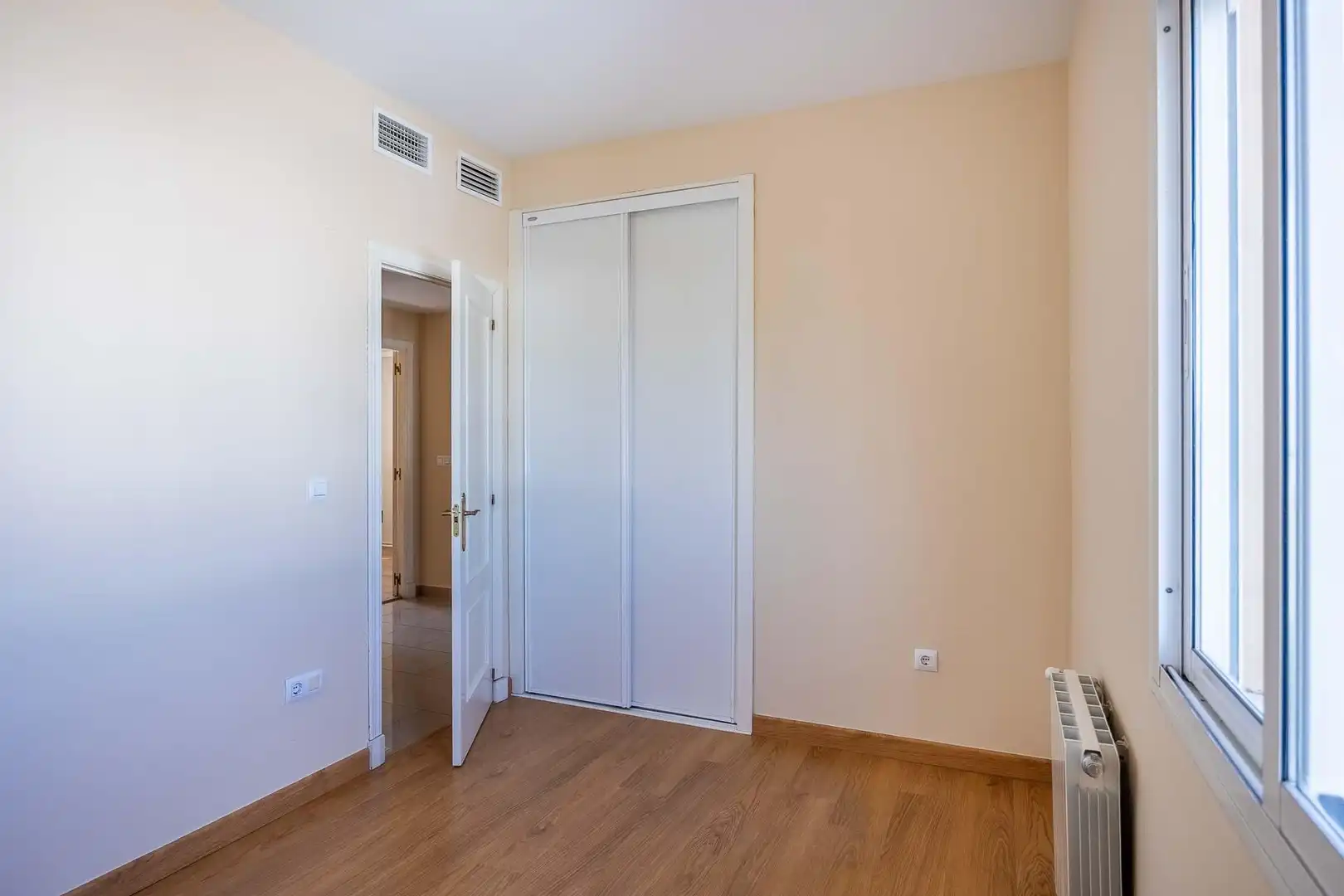 Habitación de Casa adosada de alquiler en Espartinas con Aire acondicionado, Calefacción y Jardín privado