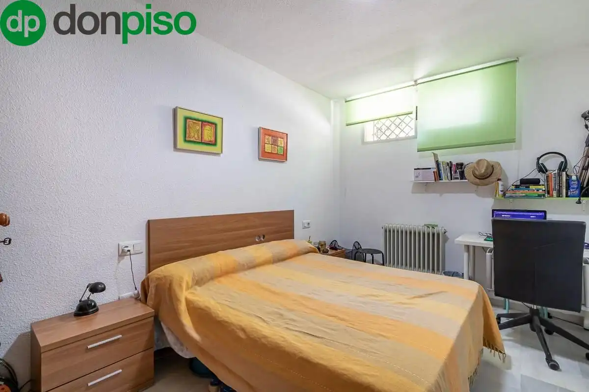 Bedroom of Flat for sale in Granada  with Heating and Storage room