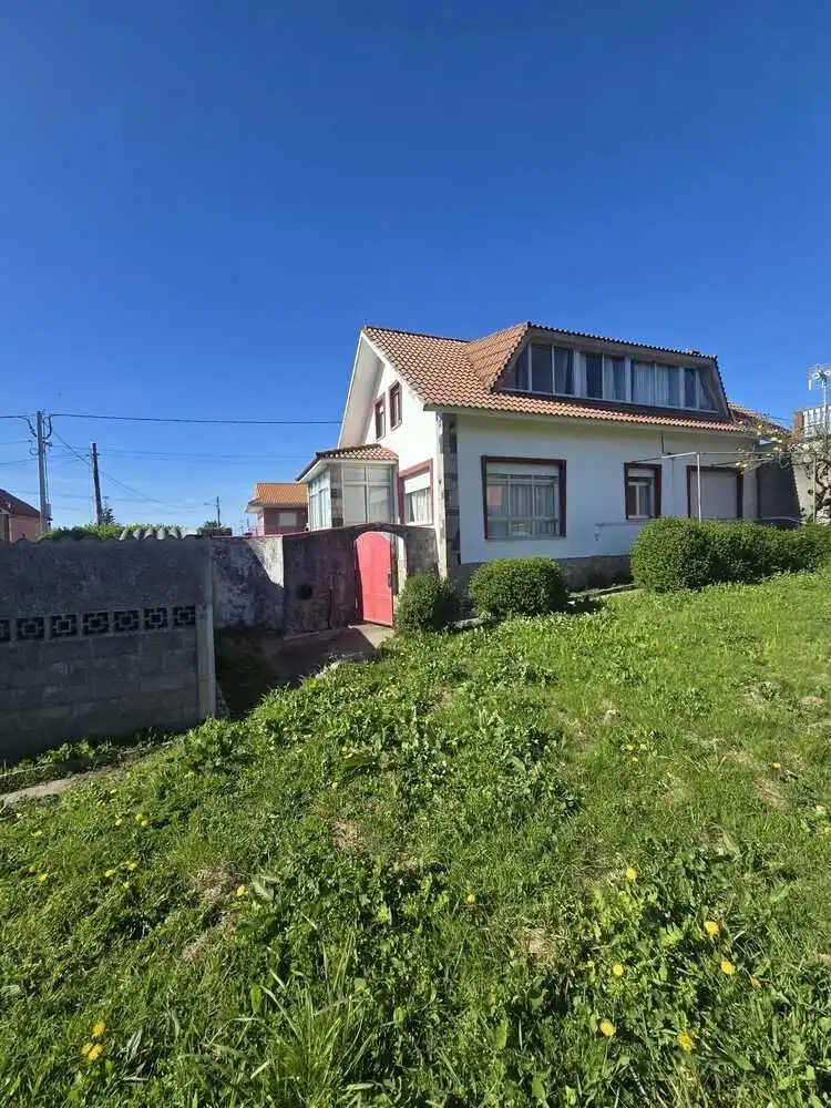 Vista exterior de Casa o xalet en venda en Valdoviño amb Calefacció, Jardí privat i Terrassa