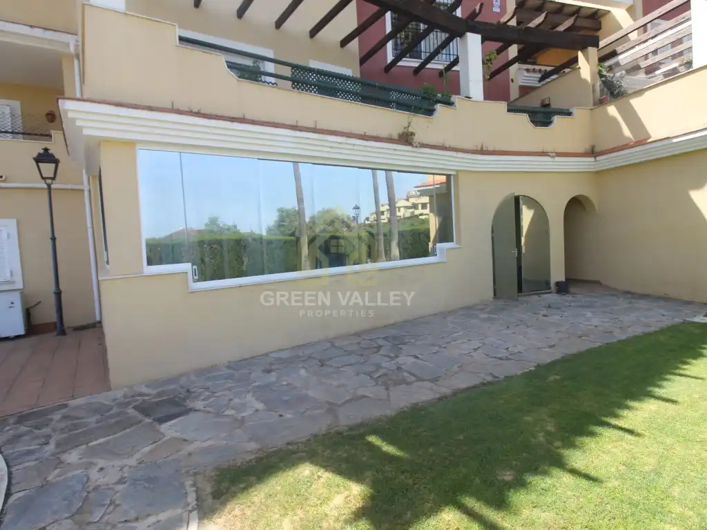 Außenansicht von Wohnungen zum Verkauf in Sotogrande mit Klimaanlage, Heizung und Privatgarten