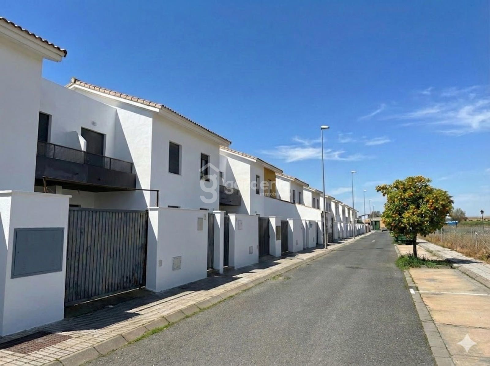 Vista exterior de Casa adosada en venda en Carrión de los Céspedes amb Jardí privat i Terrassa