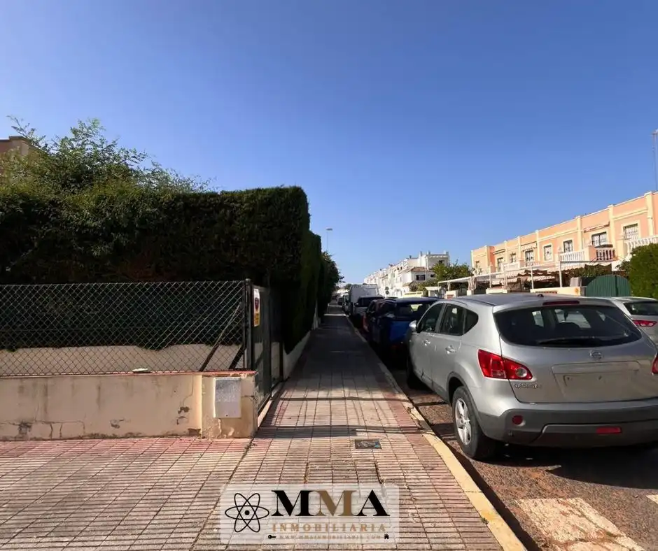 Aparcament de Casa adosada en venda en El Portil amb Aire condicionat, Calefacció i Jardí privat