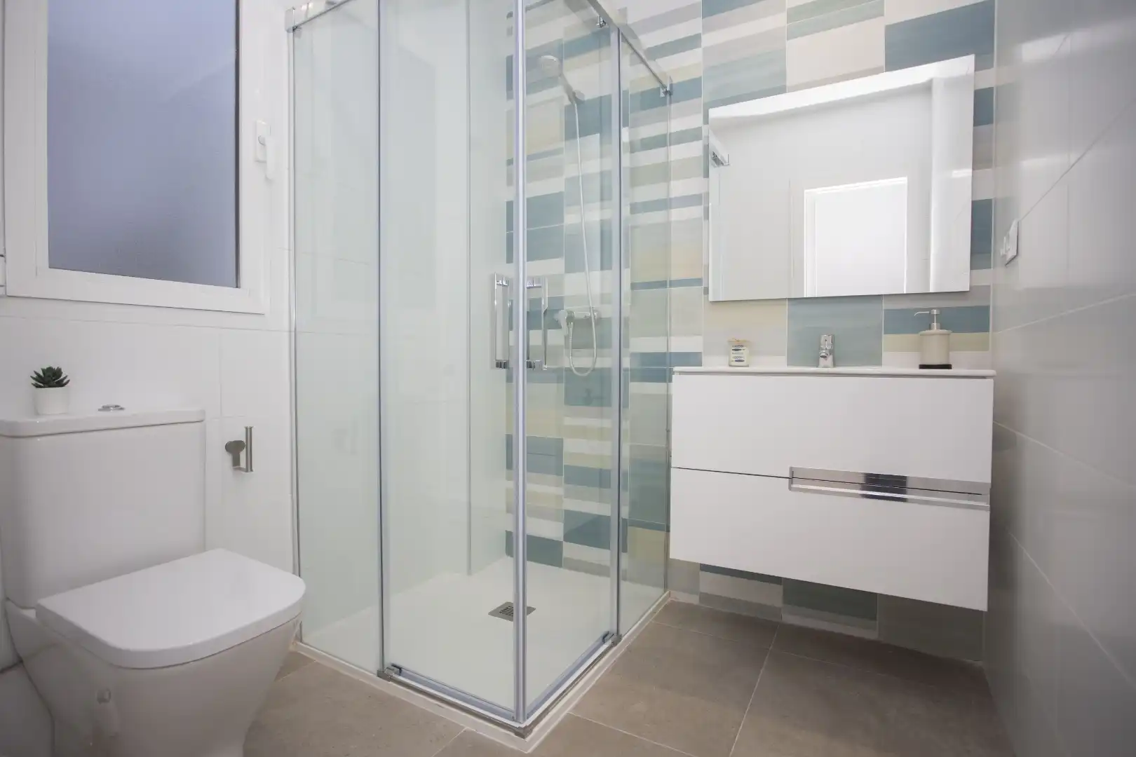 Bathroom of Flat for share in Valencia  with Air Conditioner, Parquet flooring and Furnished