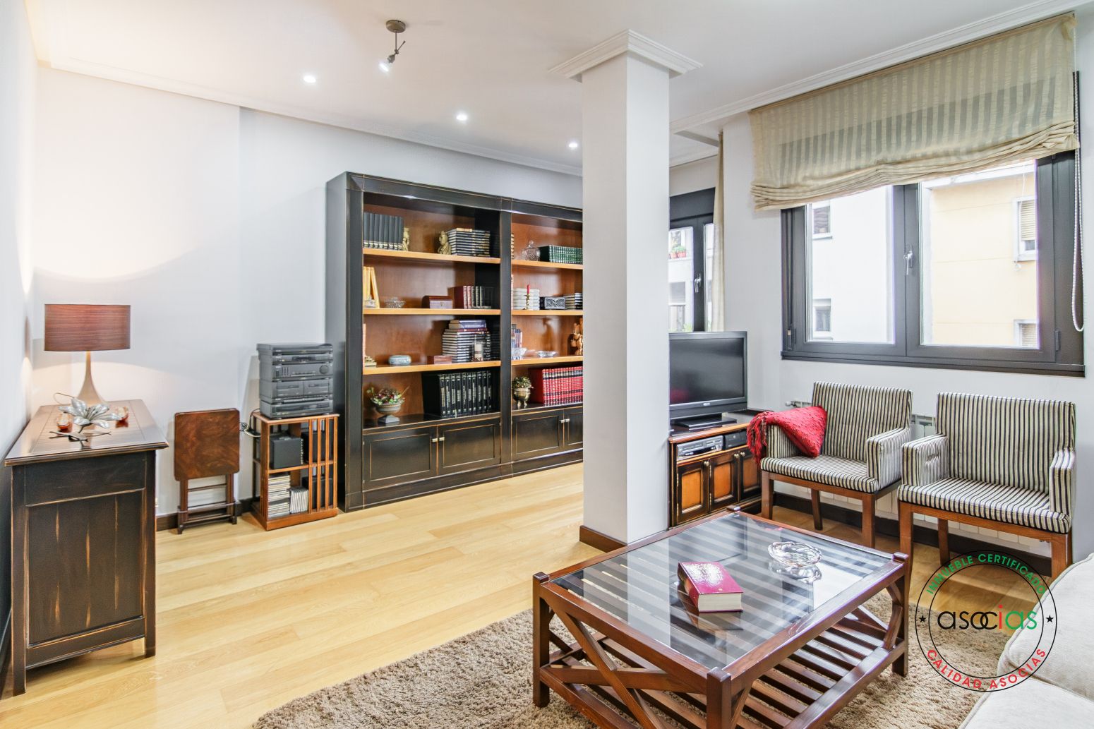 Sala d'estar de Pis en venda en Oviedo  amb Calefacció, Parquet i Moblat