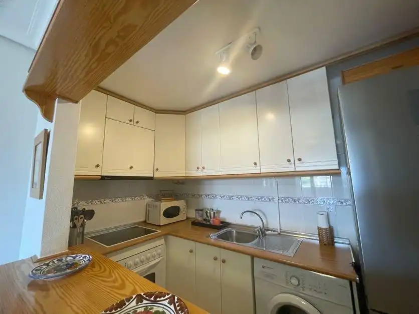 Cuina de Apartament en venda en Torrevieja amb Aire condicionat, Terrassa i Moblat