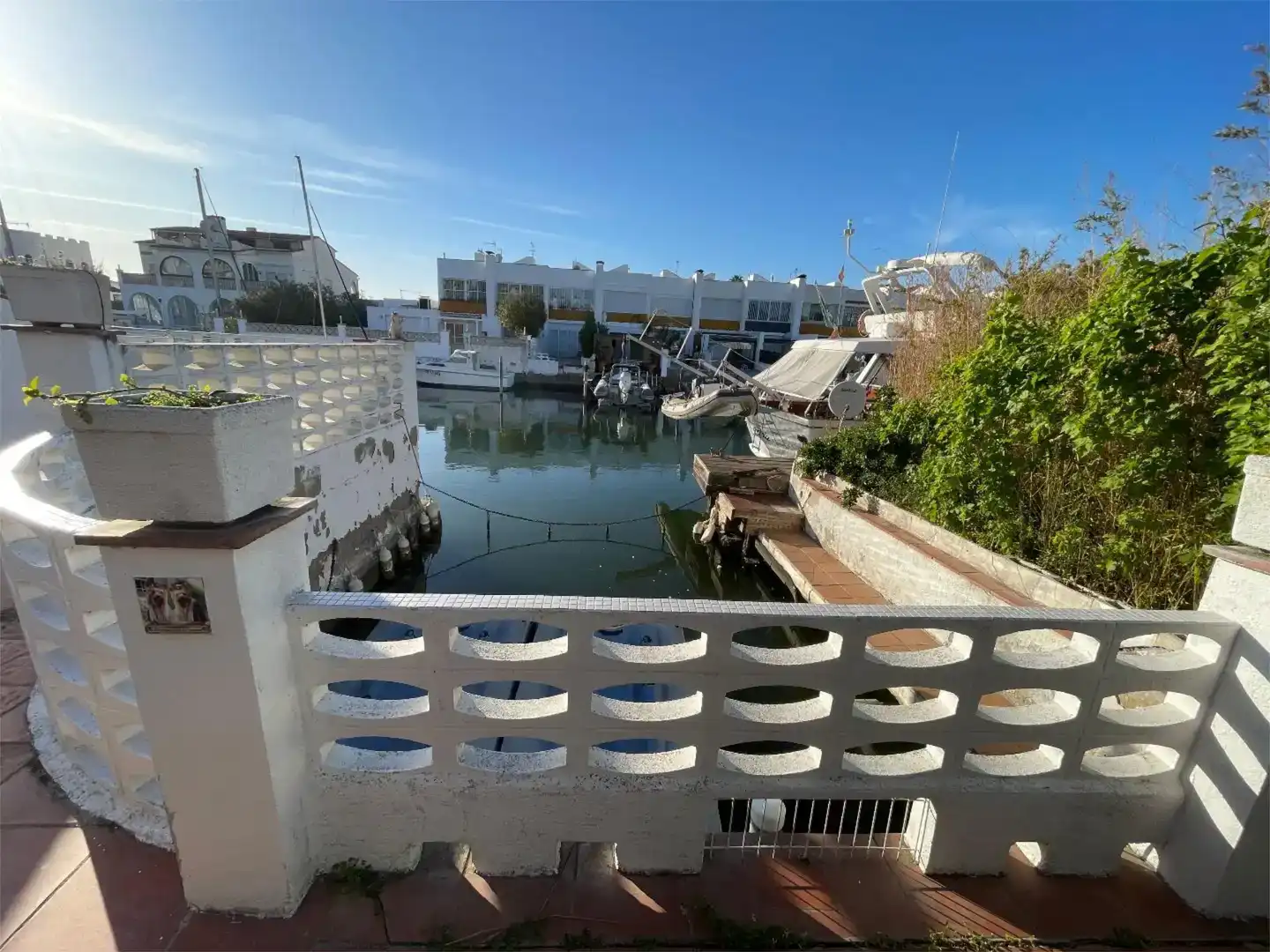 Vista exterior de Casa adosada en venda en Roses amb Aire condicionat, Piscina i Balcó