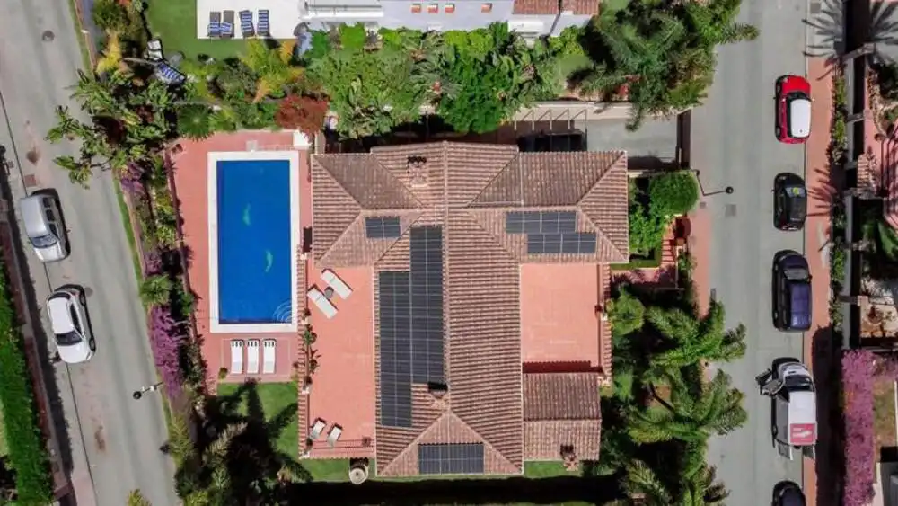 Vista exterior de Casa adosada de lloguer en Marbella amb Aire condicionat, Jardí privat i Terrassa