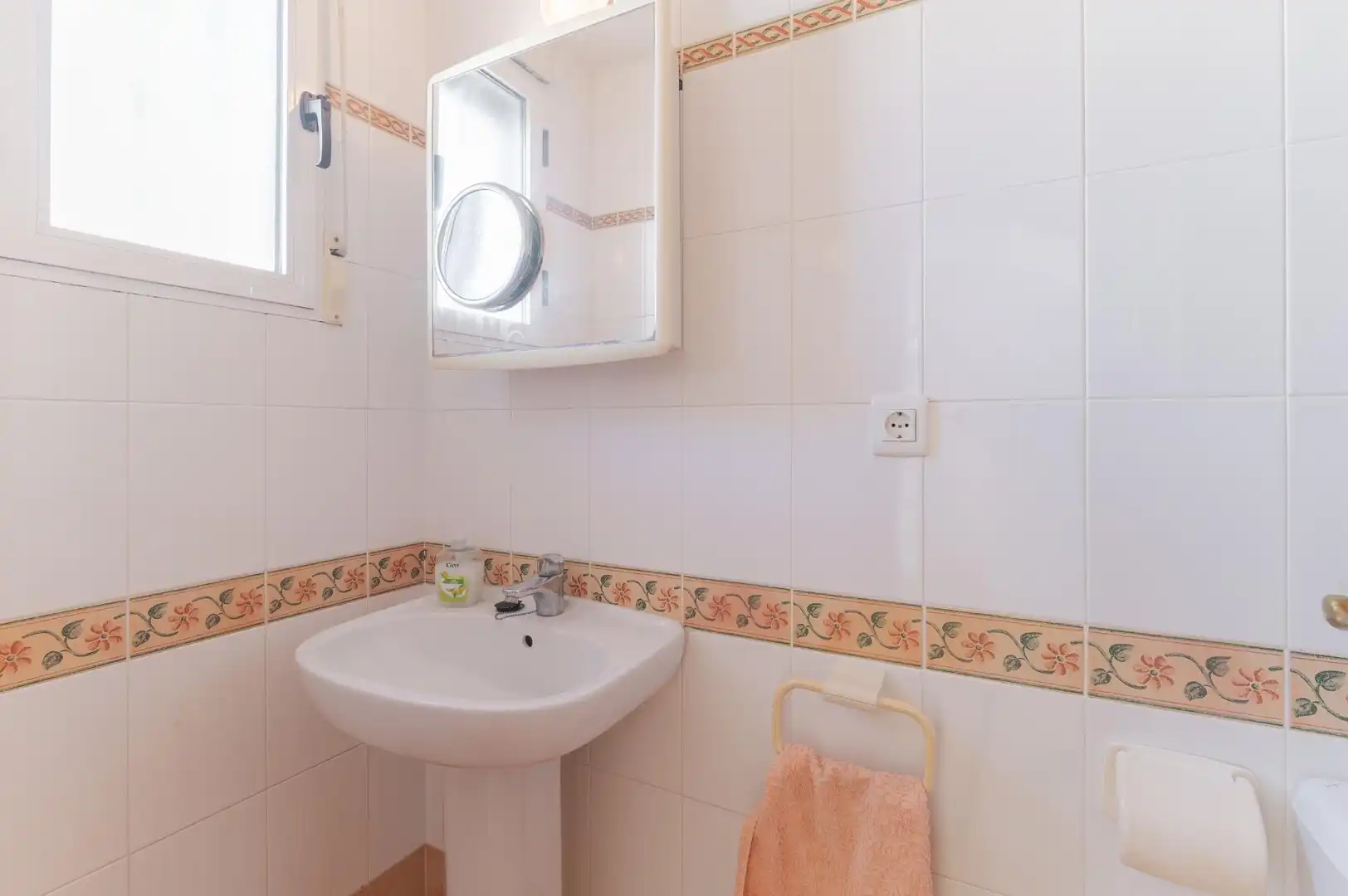 Badezimmer von Einfamilien-Reihenhaus zum Verkauf in Benicasim / Benicàssim mit Heizung, Privatgarten und Terrasse