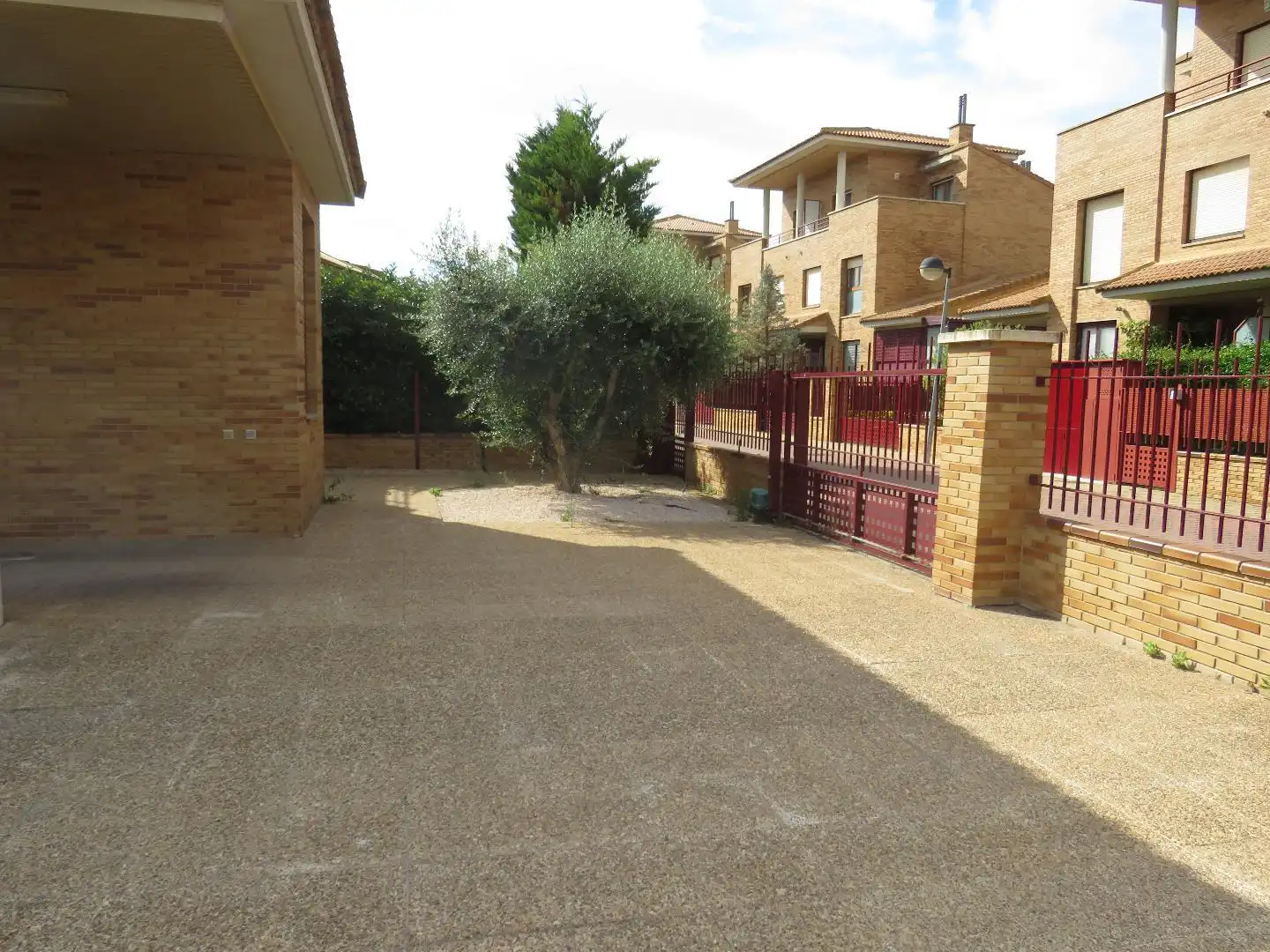 Parking de Casa adosada de alquiler en Zaragoza con Terraza, Trastero y Piscina