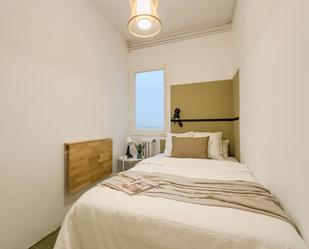 Bedroom of Flat to share in  Barcelona Capital  with Heating, Parquet flooring and Furnished