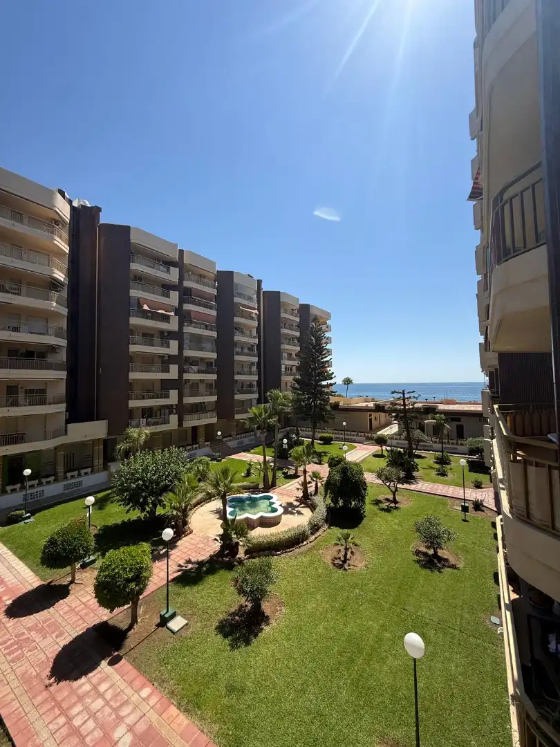 Dormitori de Apartament de lloguer en Fuengirola amb Aire condicionat, Calefacció i Jardí privat