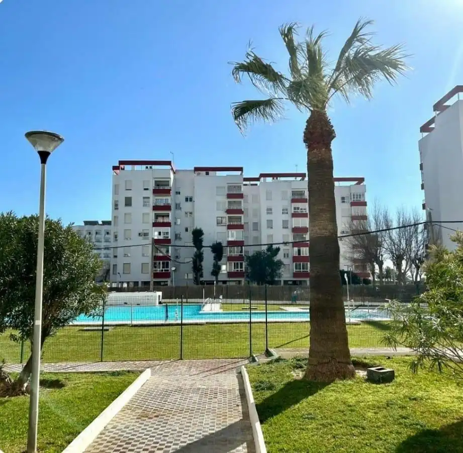 Vista exterior de Planta baixa en venda en El Puerto de Santa María amb Aire condicionat i Piscina