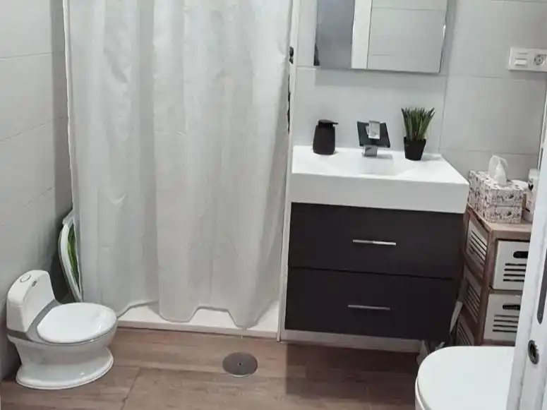 Badezimmer von Erdgeschoss zur Miete in Jaén mit Möbliert