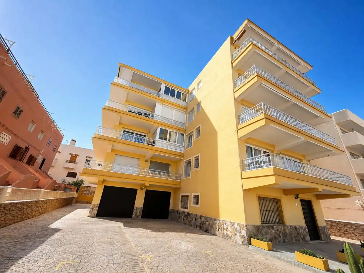 Vista exterior de Planta baixa de lloguer en Torrevieja amb Calefacció, Piscina i Moblat