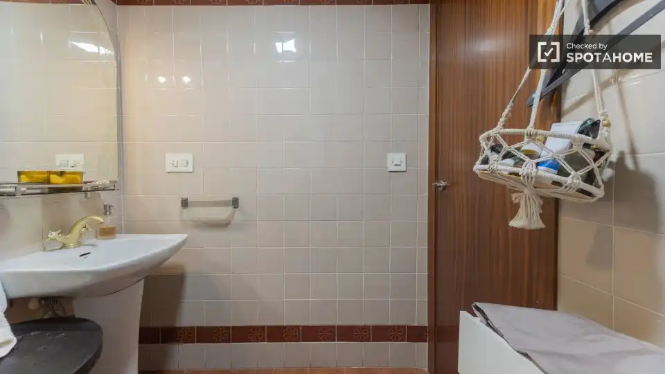 Badezimmer von Wohnung zur Miete in Valencia mit Klimaanlage, Heizung und Möbliert