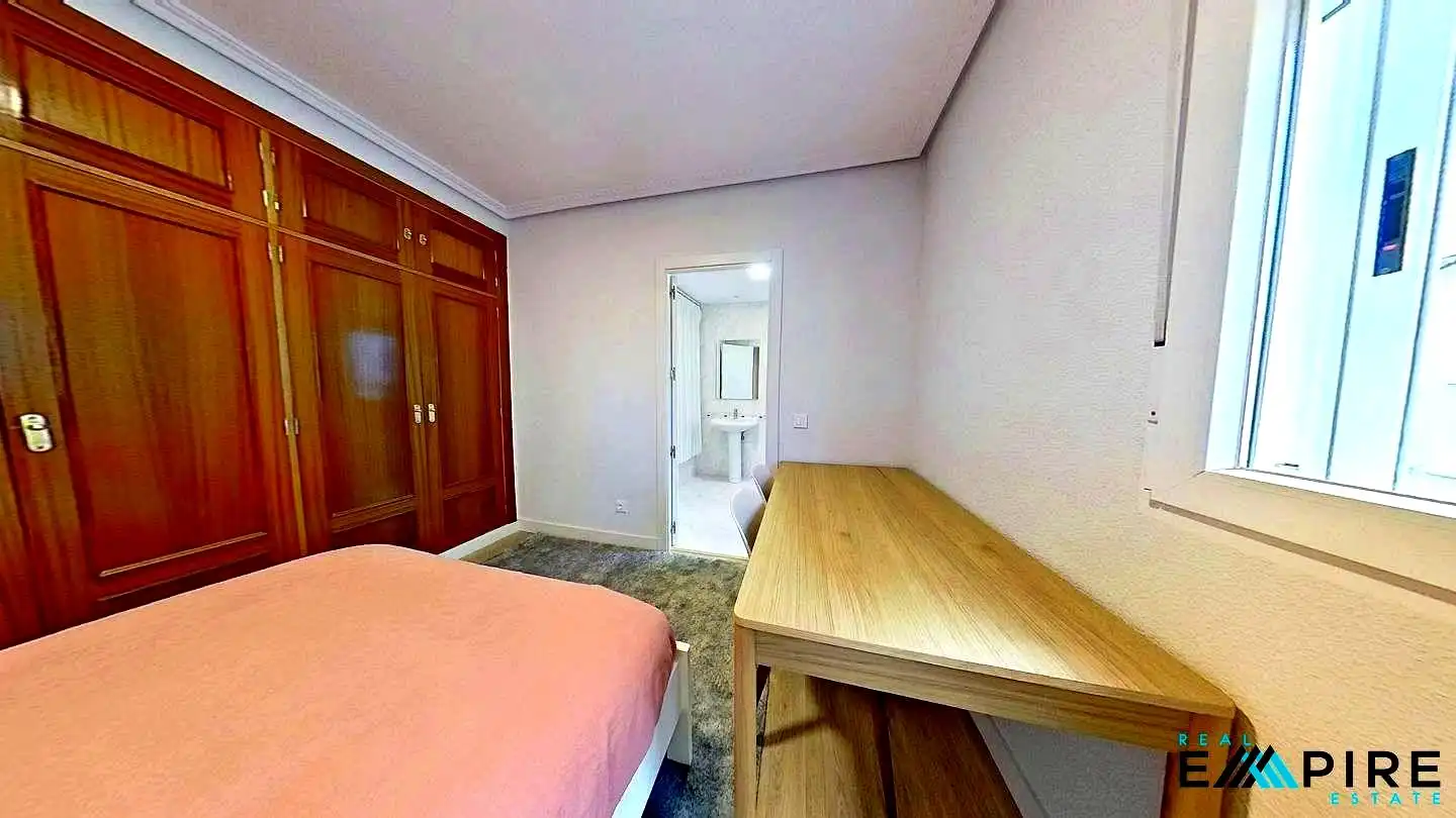 Bedroom of Flat for share in Pozuelo de Alarcón  with Heating, Furnished and Internet