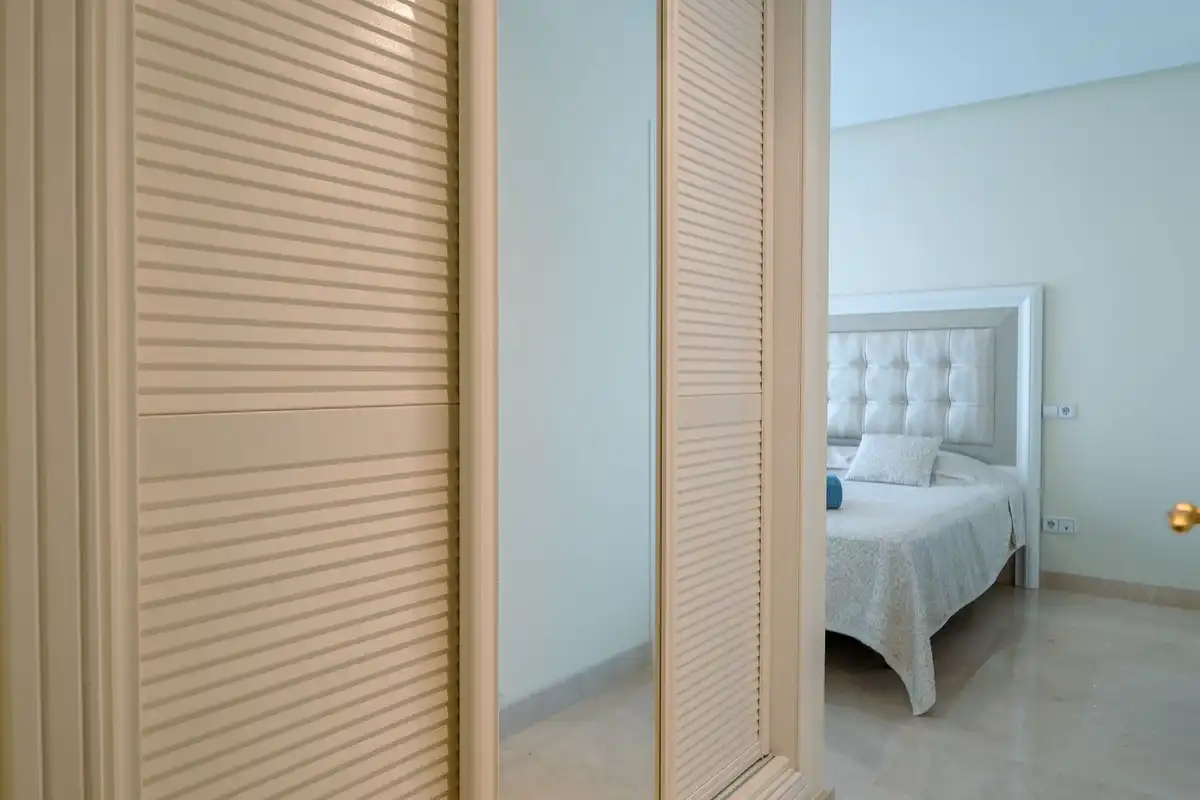 Dormitori de Apartament en venda en Benahavís amb Aire condicionat, Terrassa i Alarma