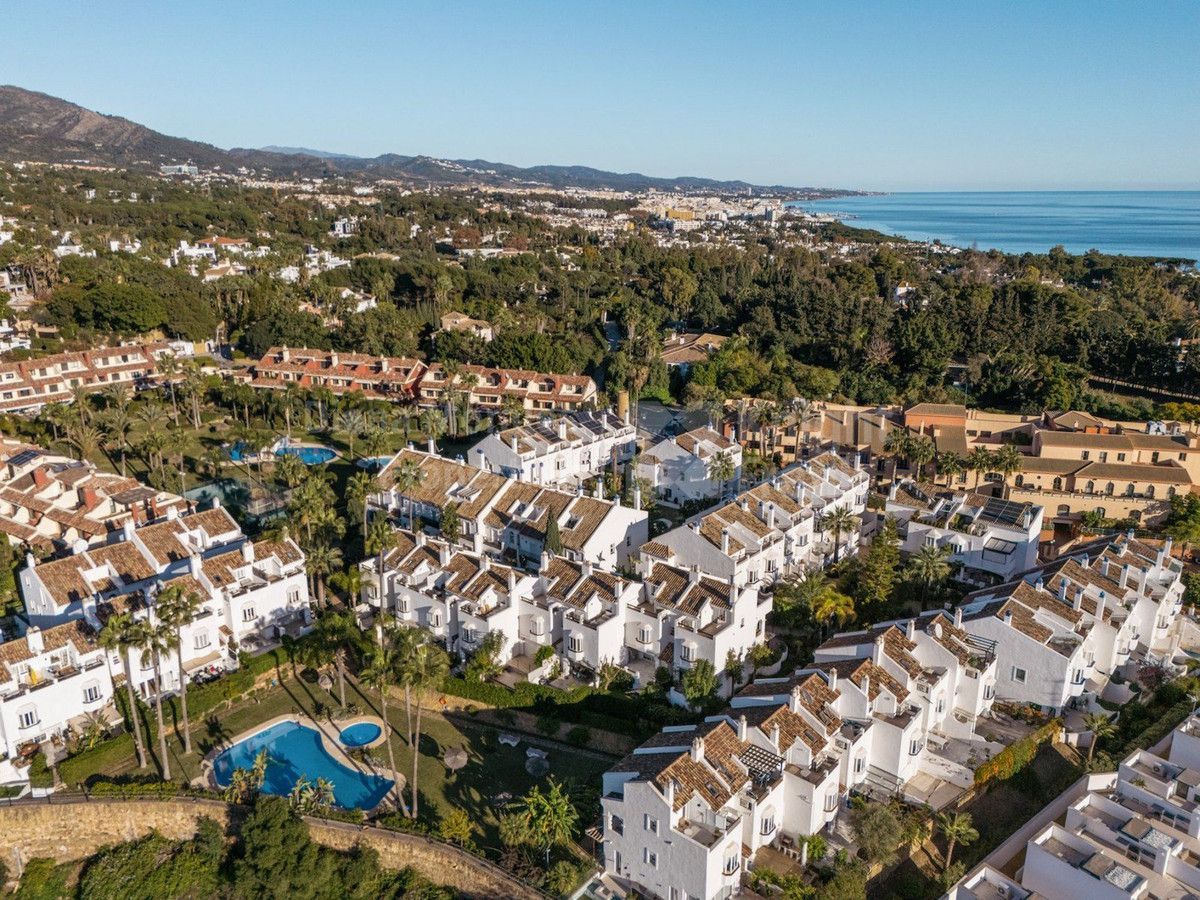 Vista exterior de Casa adosada de lloguer en Marbella amb Aire condicionat, Jardí privat i Traster