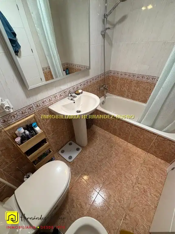 Baño de Dúplex de alquiler en Salamanca con Calefacción, Terraza y Piscina