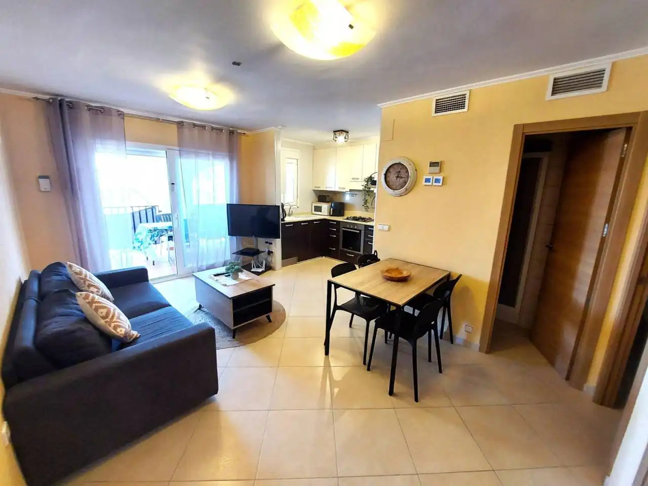 Sala d'estar de Casa adosada en venda en Calpe / Calp amb Aire condicionat, Terrassa i Moblat