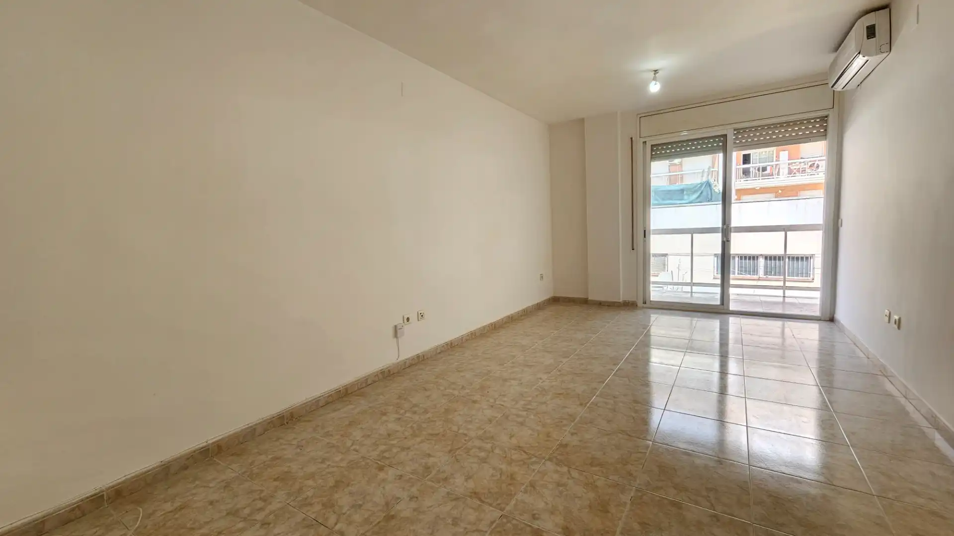 Wohnung zum Verkauf in Tarragona mit Klimaanlage, Terrasse und Ofen