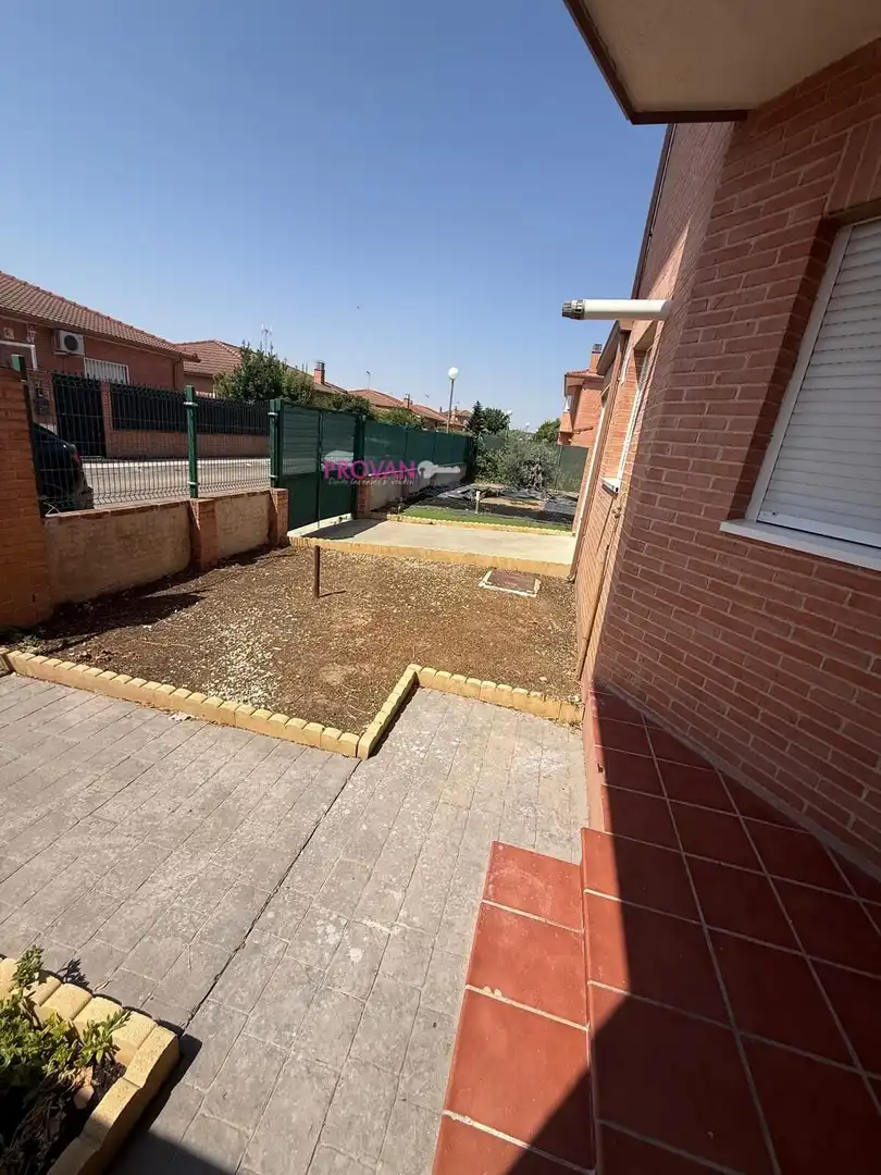 Jardín de Casa adosada en venta en Galápagos con Calefacción y Jardín privado