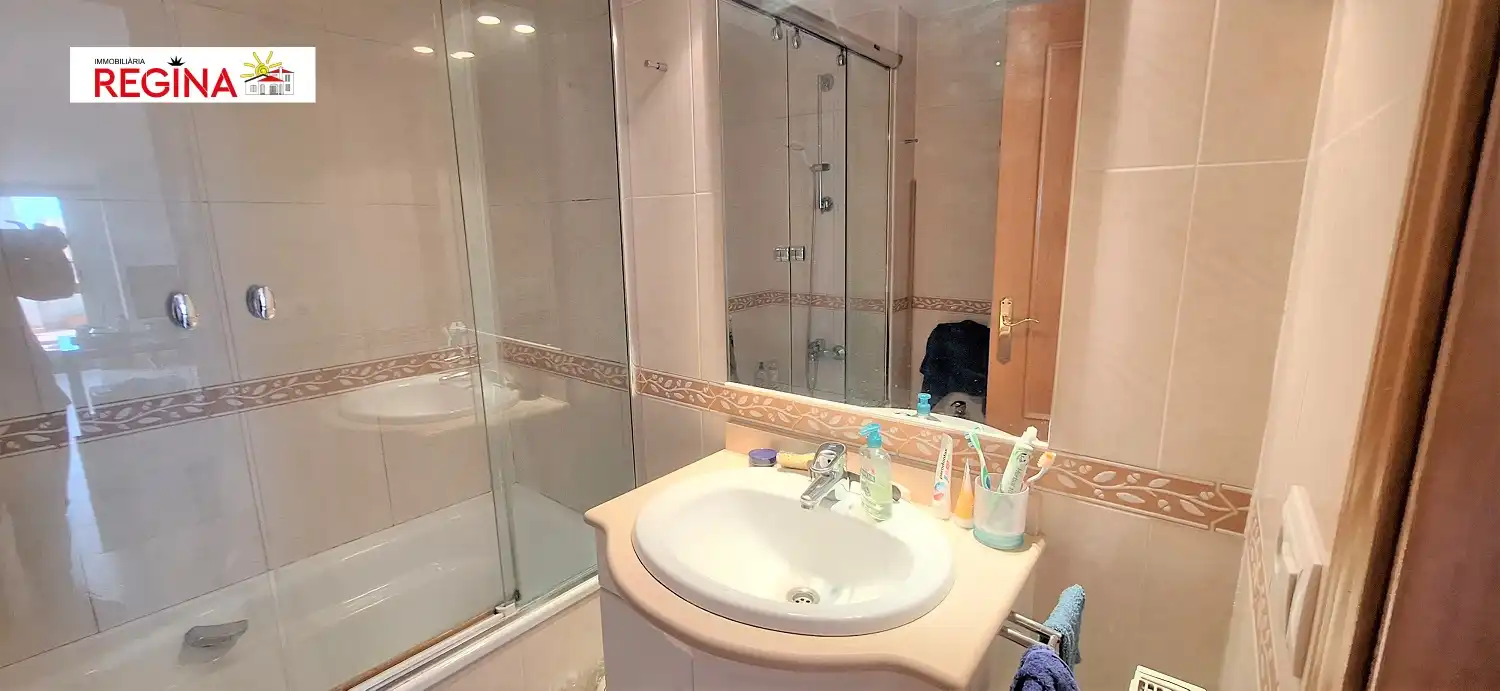 Badezimmer von Dachboden zum Verkauf in L'Escala mit Heizung, Terrasse und Möbliert