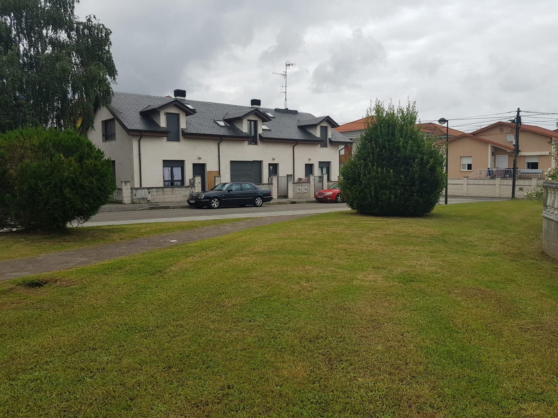Vista exterior de Casa o xalet en venda en Torrelavega  amb Calefacció i Terrassa