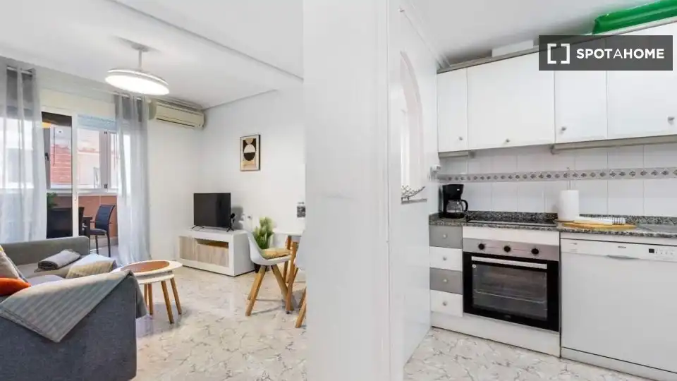 Cocina de Apartamento para compartir en Torrevieja con Aire acondicionado, Calefacción y Terraza