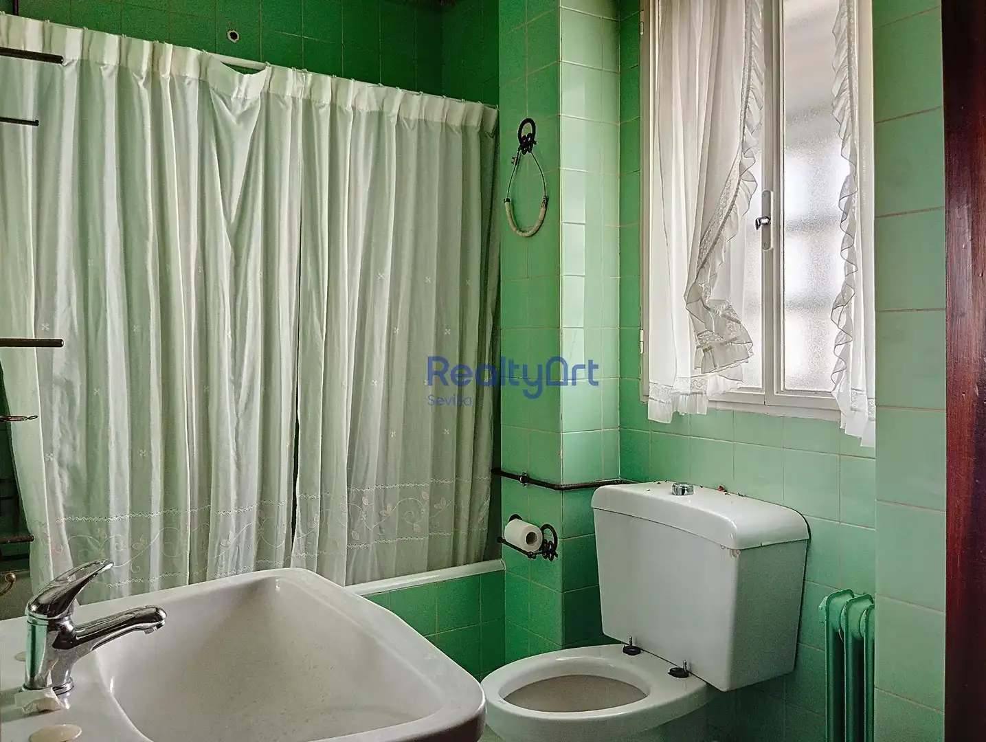 Bathroom of Flat for sale in Sevilla  with Air Conditioner