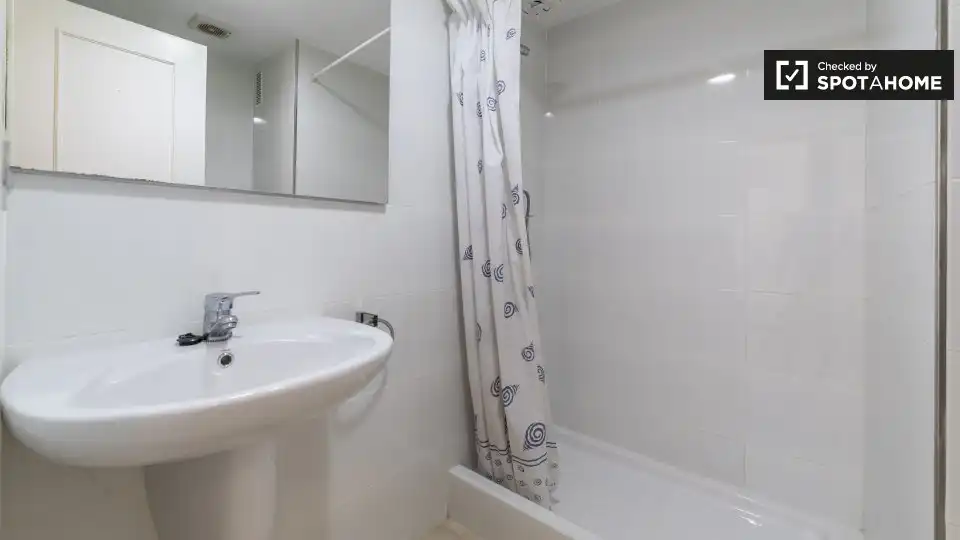 Baño de Piso de alquiler en Valencia con Aire acondicionado, Calefacción y Amueblado