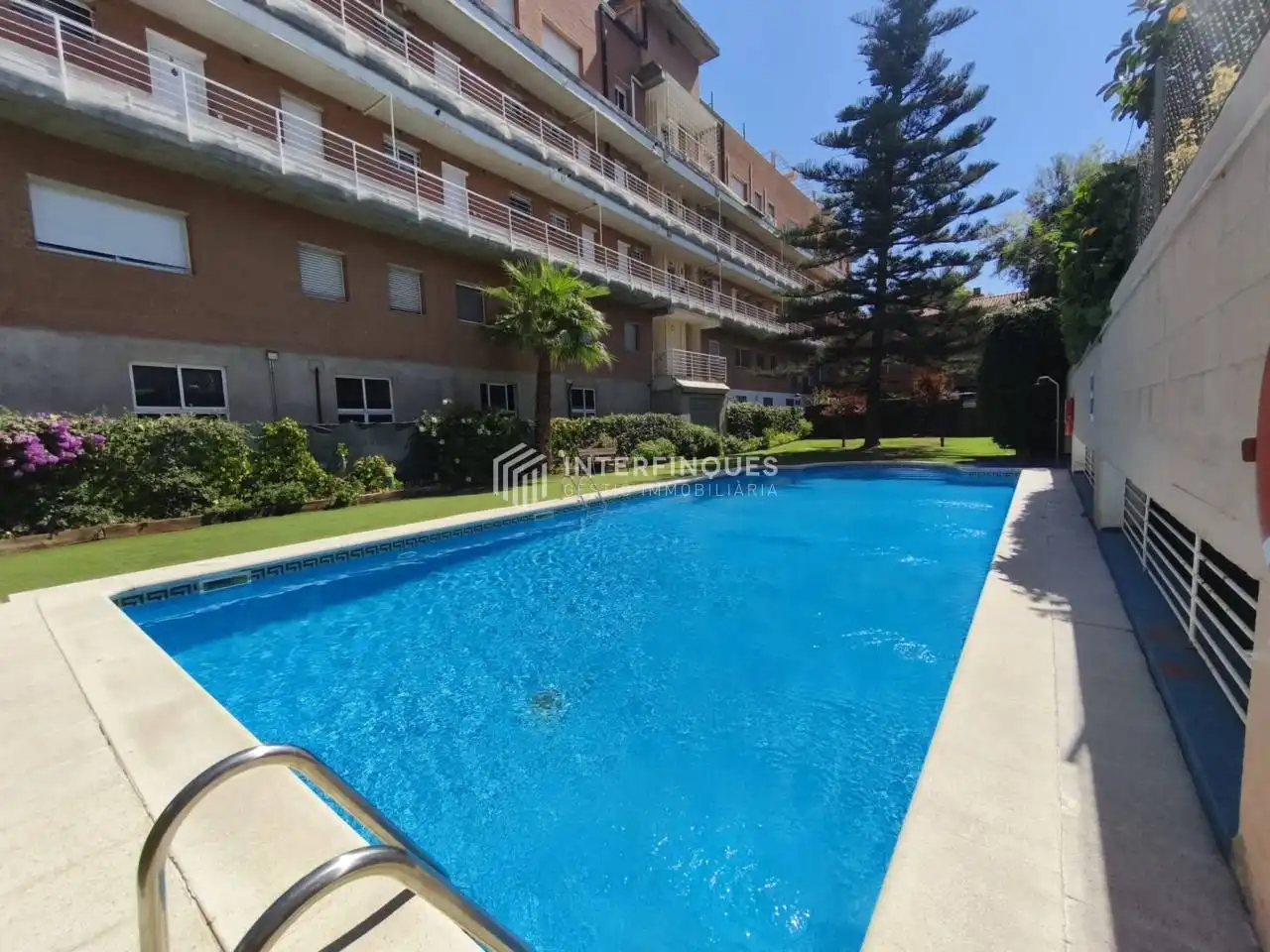 Piscina de Casa o xalet en venda en Badalona amb Aire condicionat, Calefacció i Terrassa
